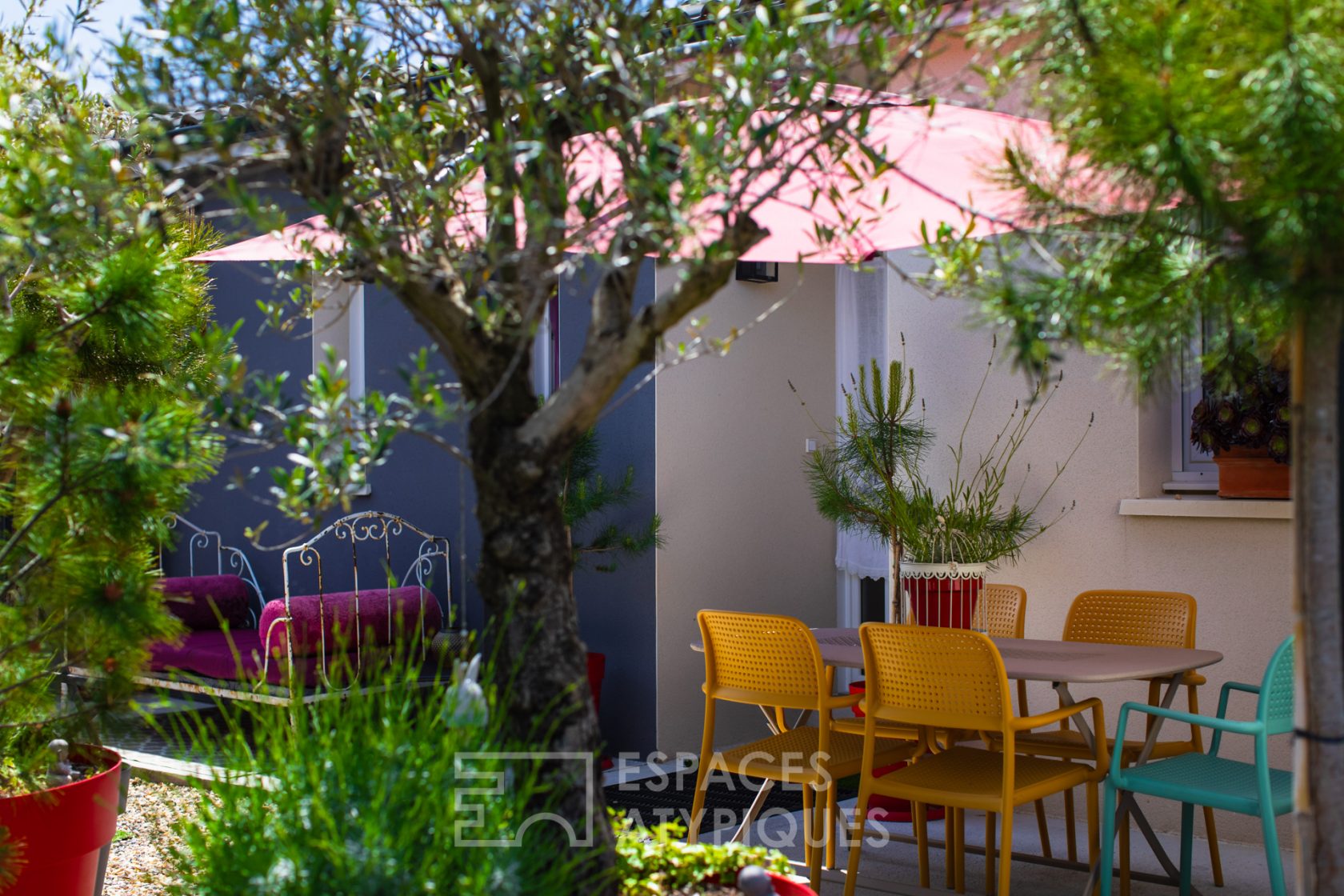 Contemporaine et son jardin provençal