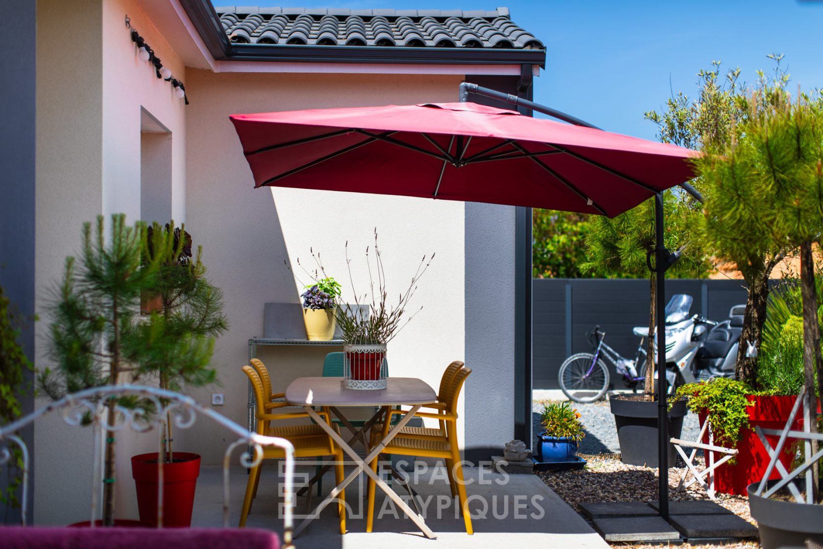 Contemporaine et son jardin provençal