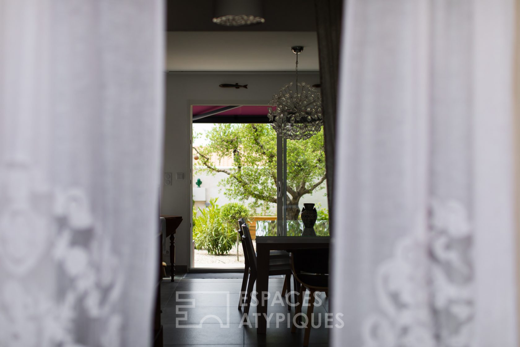 Contemporaine et son jardin provençal
