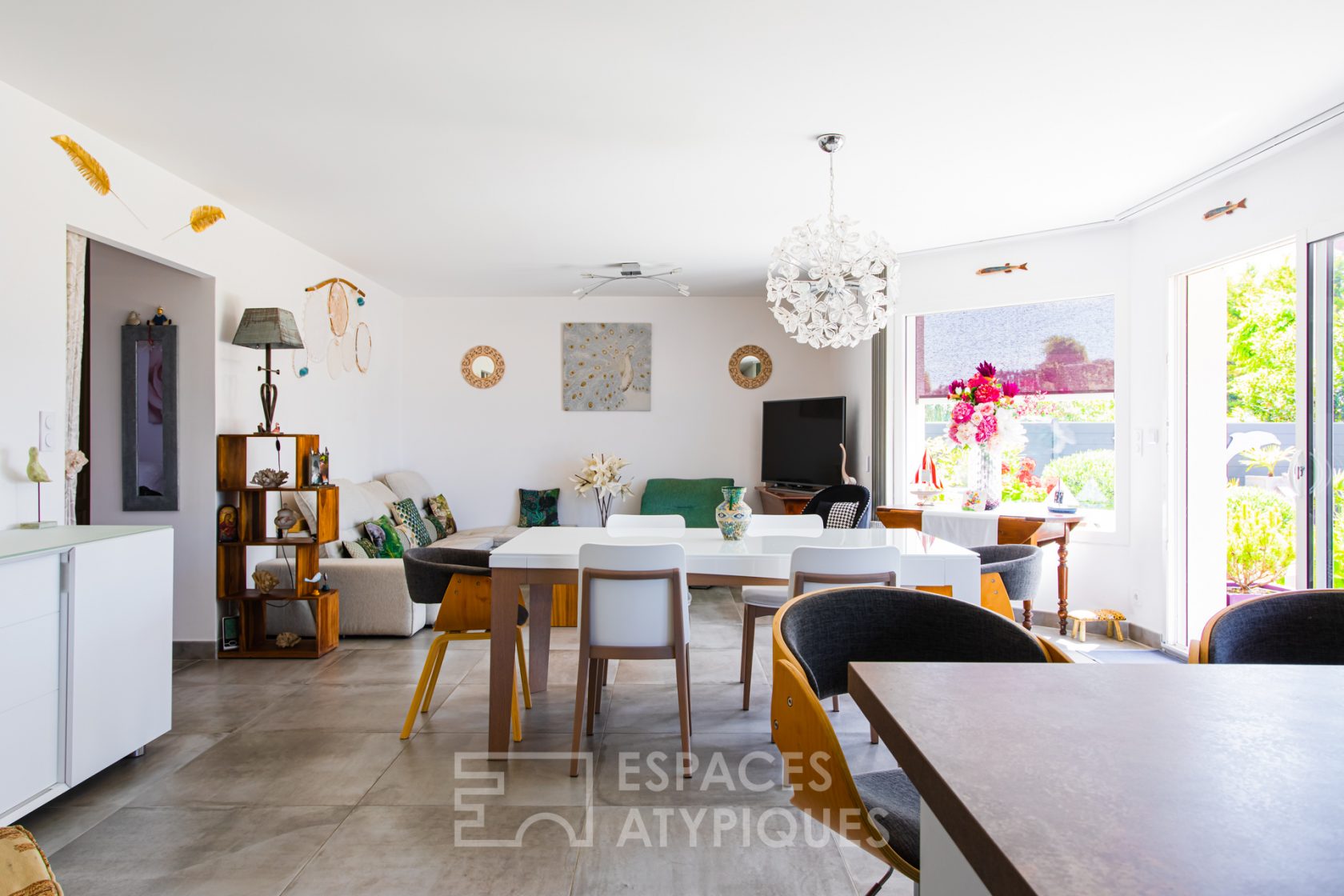 Contemporaine et son jardin provençal