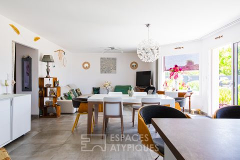 Contemporaine et son jardin provençal