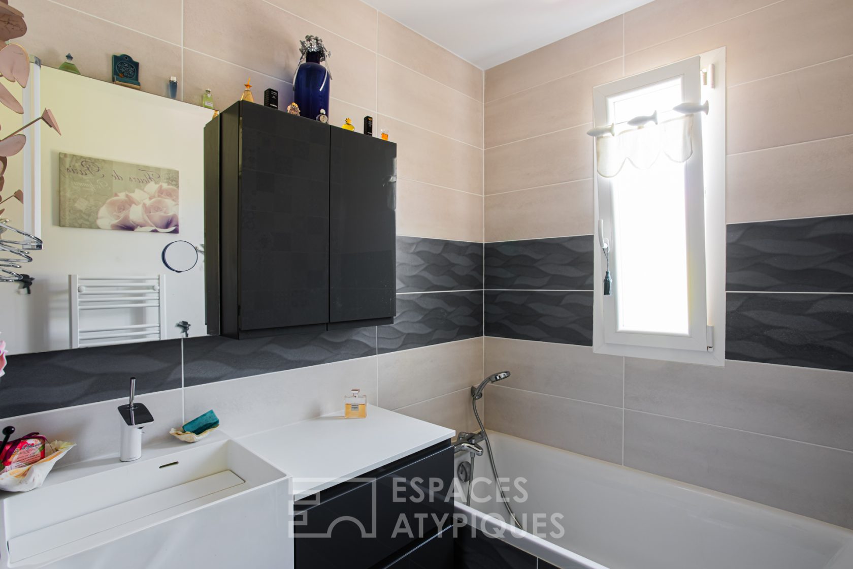 Contemporaine et son jardin provençal