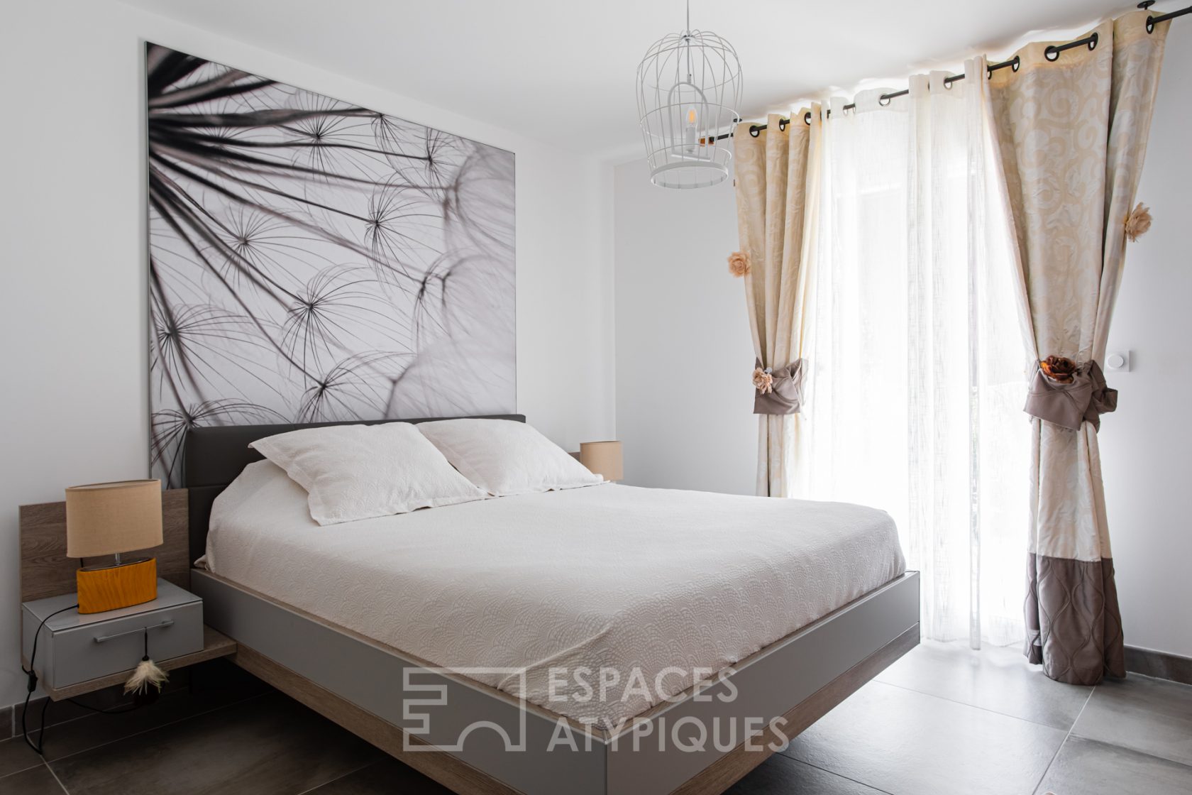Contemporaine et son jardin provençal