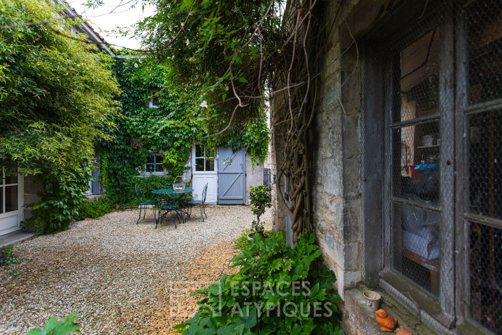Charentaise de charme en coeur de village
