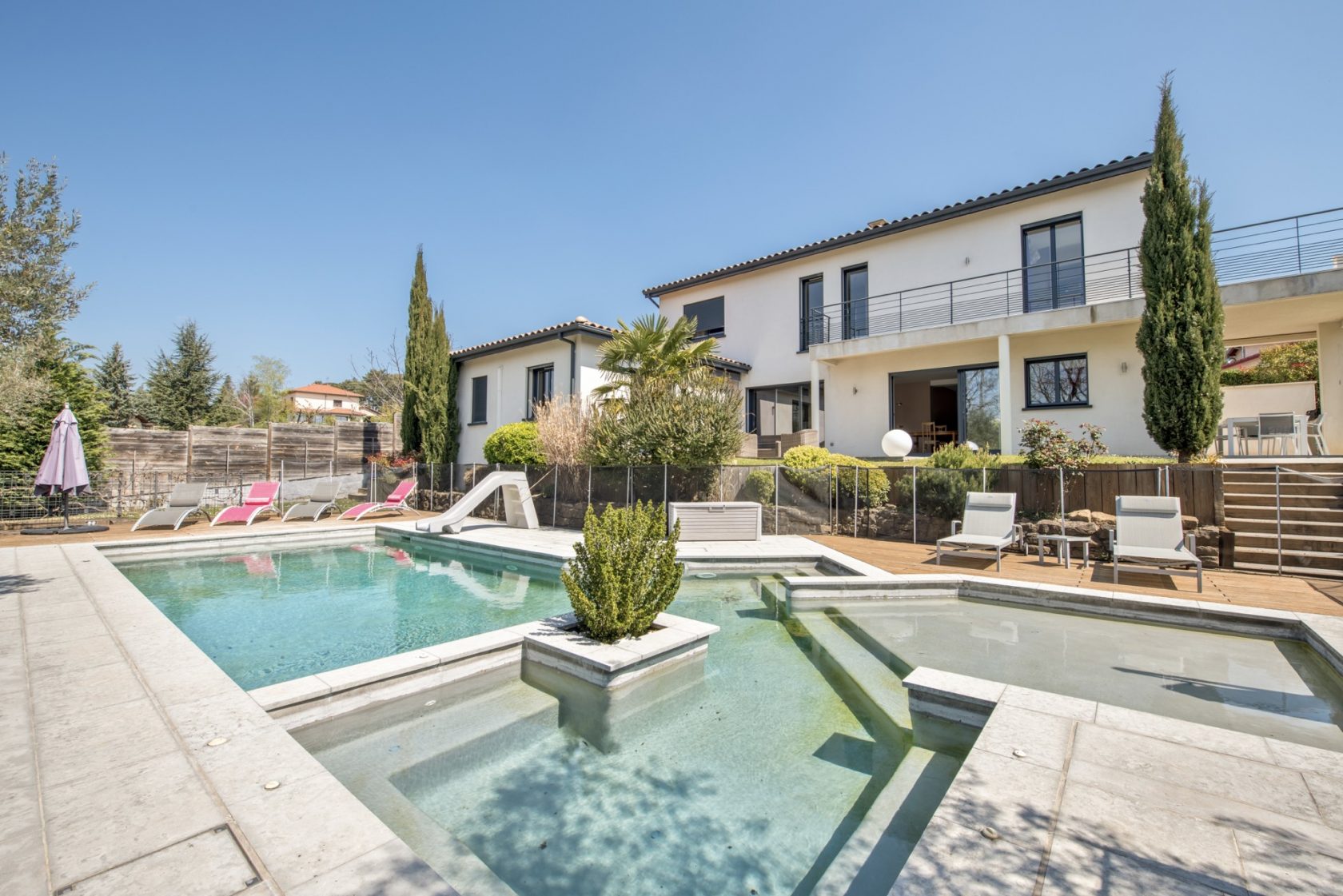 Contemporary house with swimming pool