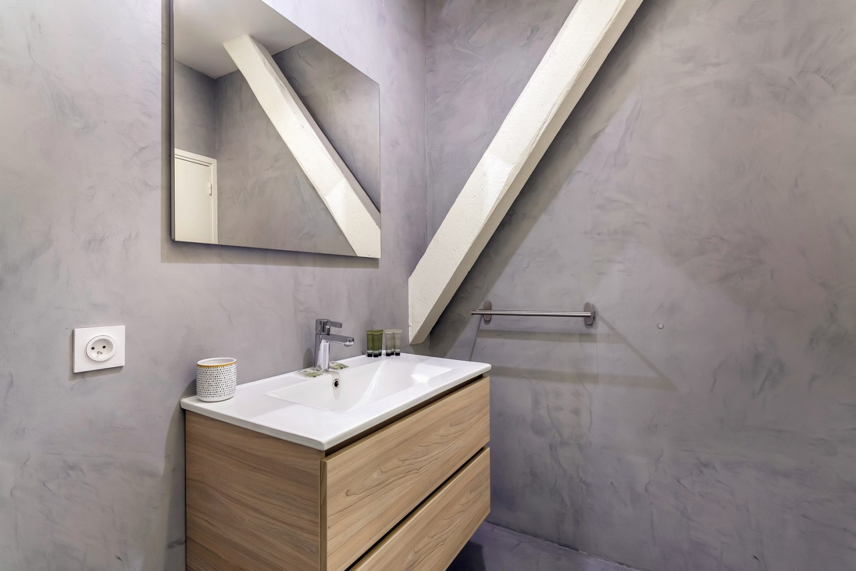 Renovated duplex on the top floor near Garibaldi metro