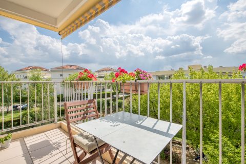Dernier étage avec balcon et vue dégagée