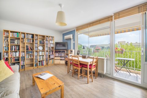 Dernier étage avec balcon et vue dégagée