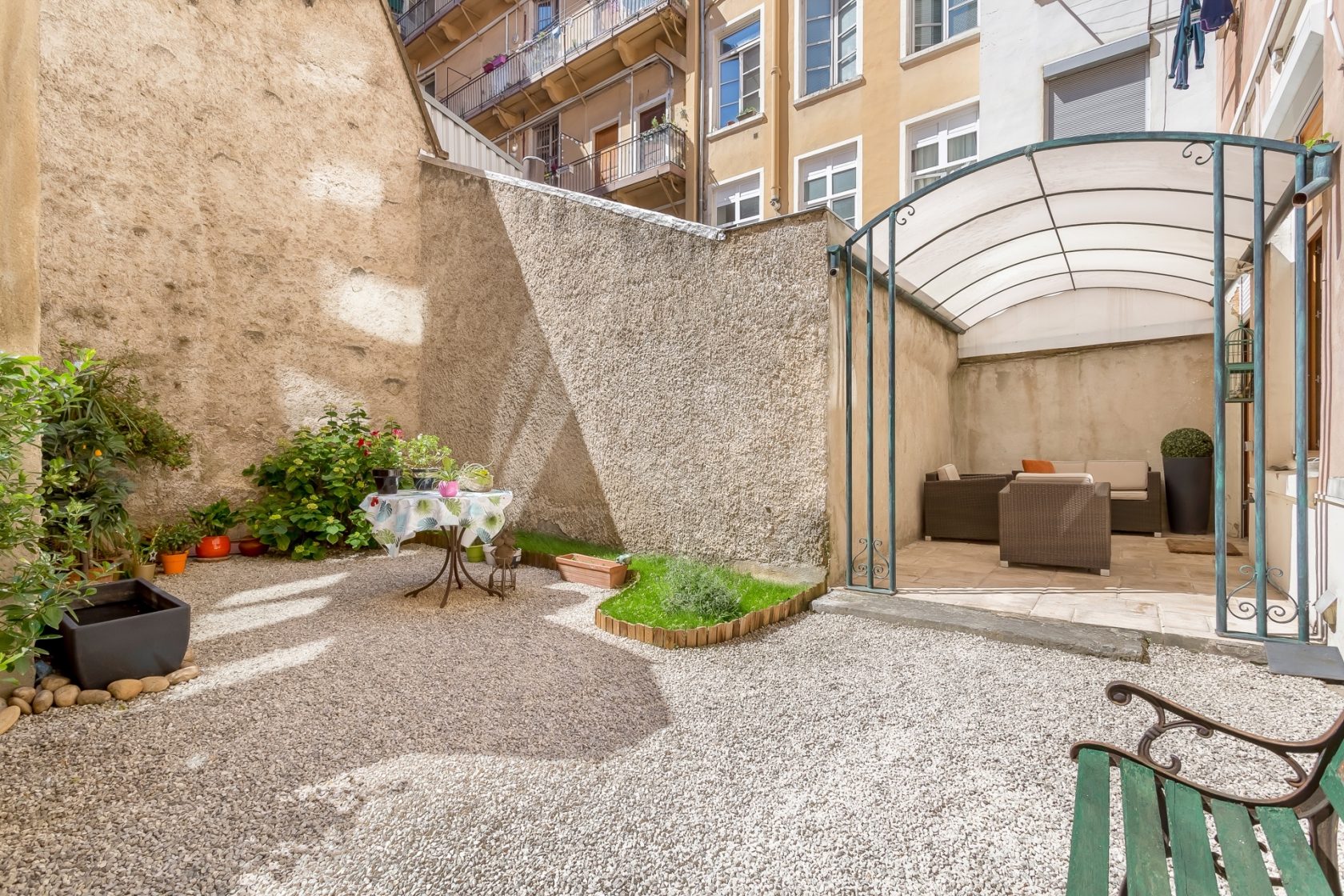 Canut avec terrasse à la Croix Rousse