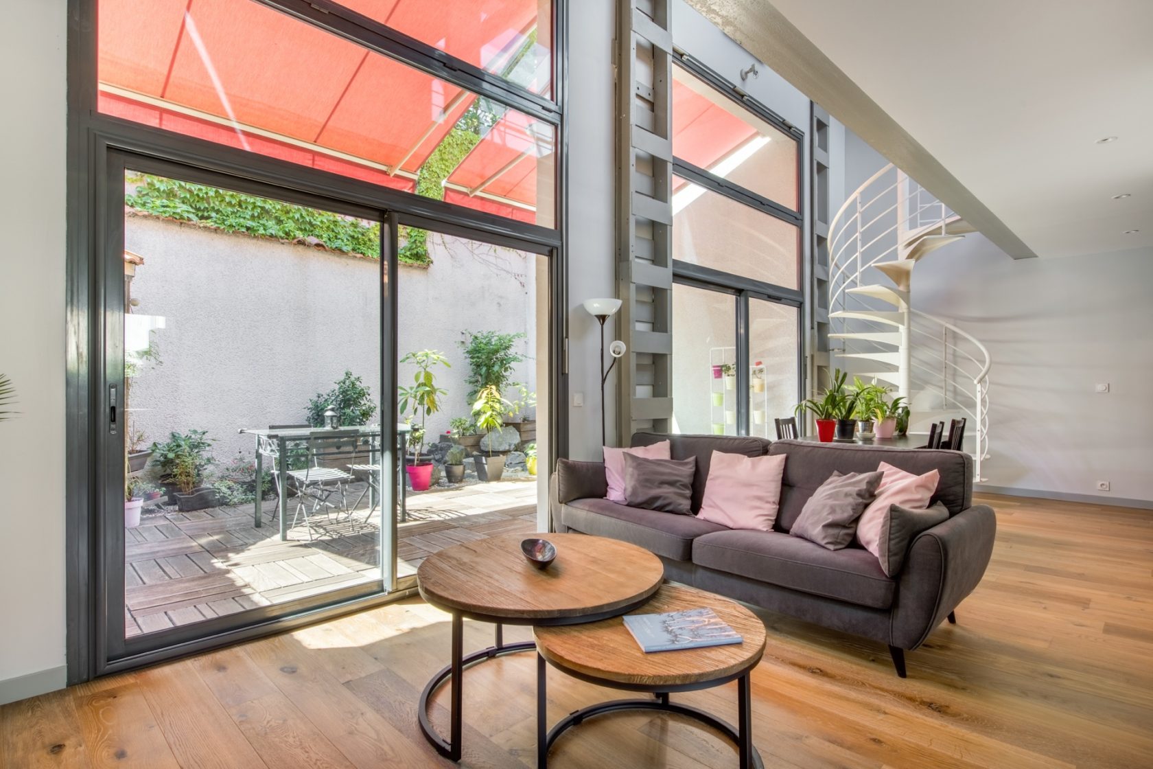 Loft rénové avec terrasse dans une ancienne usine automobile
