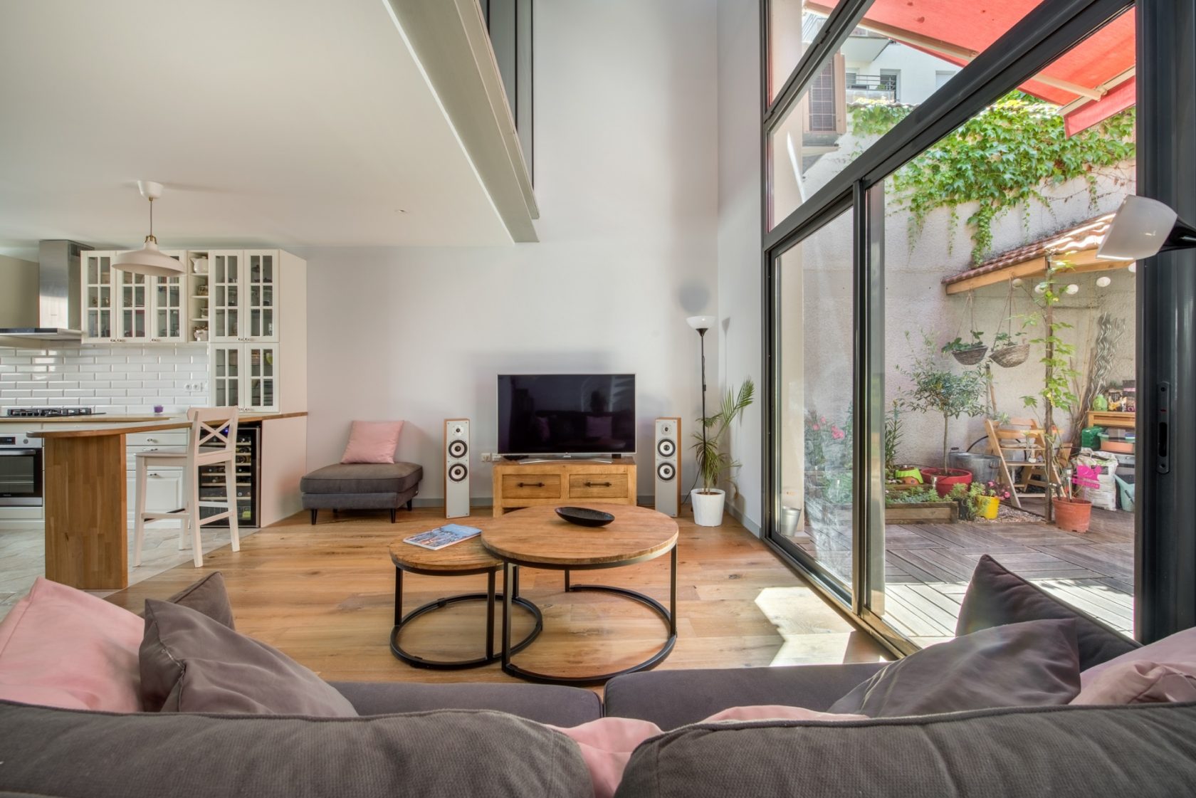 Loft rénové avec terrasse dans une ancienne usine automobile