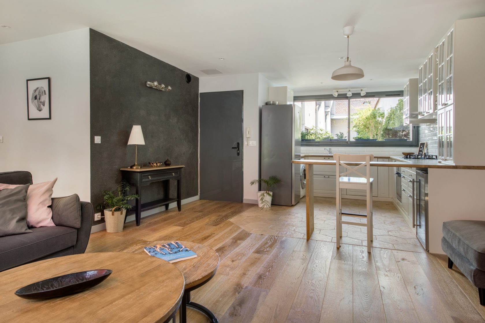 Loft rénové avec terrasse dans une ancienne usine automobile