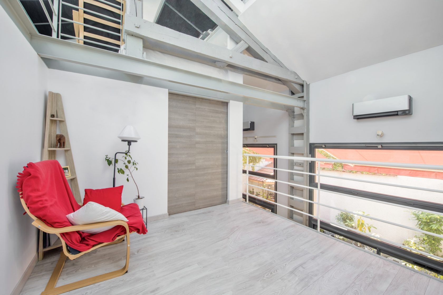 Loft rénové avec terrasse dans une ancienne usine automobile