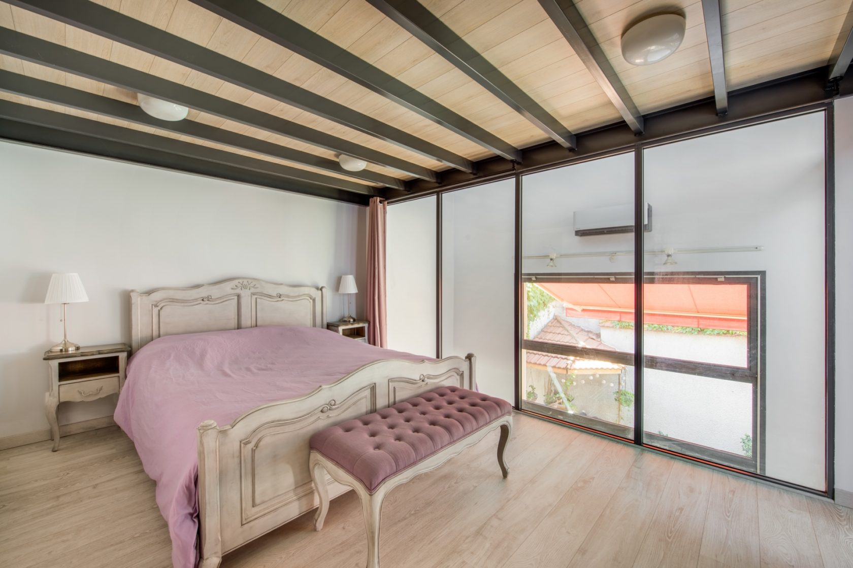 Loft rénové avec terrasse dans une ancienne usine automobile