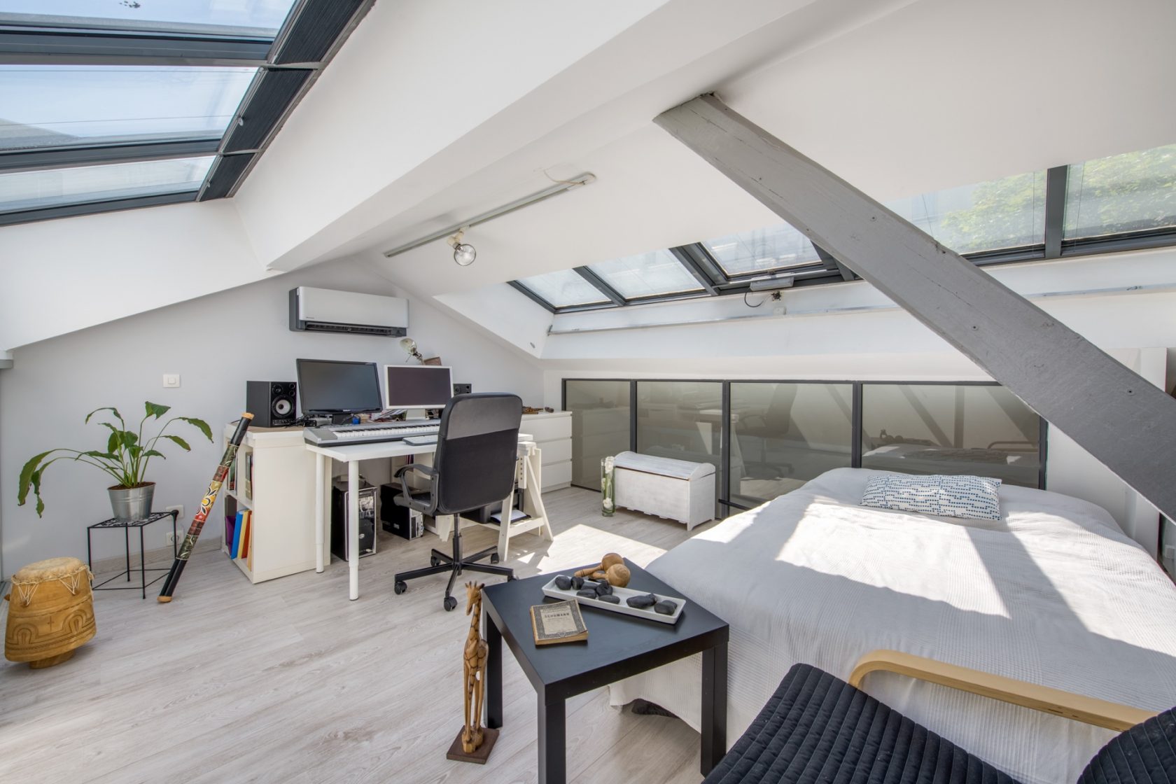Loft rénové avec terrasse dans une ancienne usine automobile