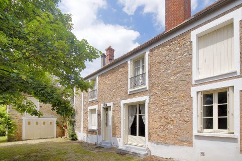 Belle maison de caractère à repenser avec jardin