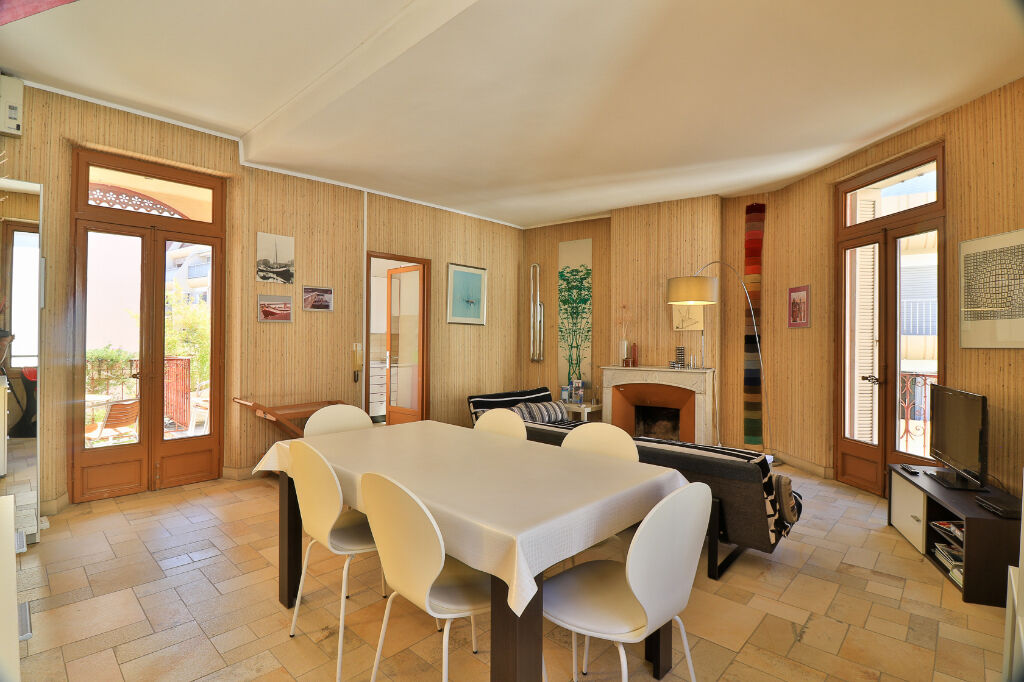 LOUÉ (bail en cours) : Appartement  meublé avec sa terrasse loggia dans une maison de Maître