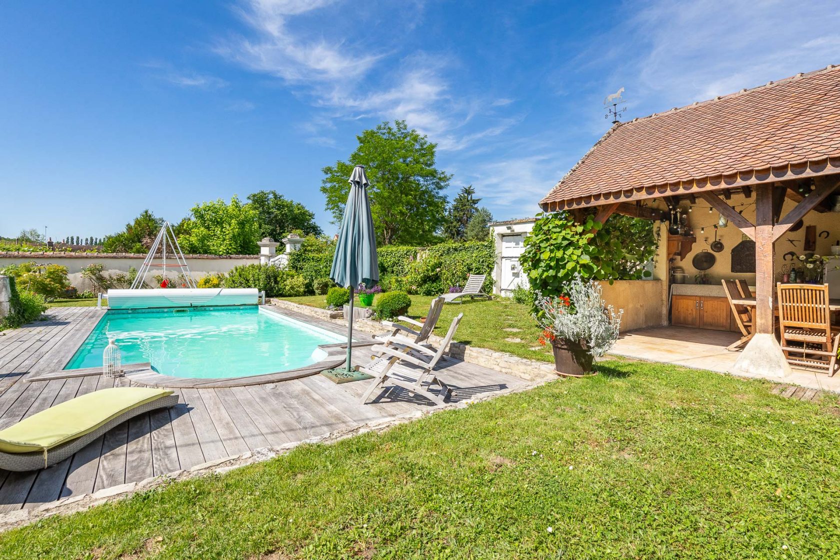 Beautiful property with garden, swimming pool and outbuildings