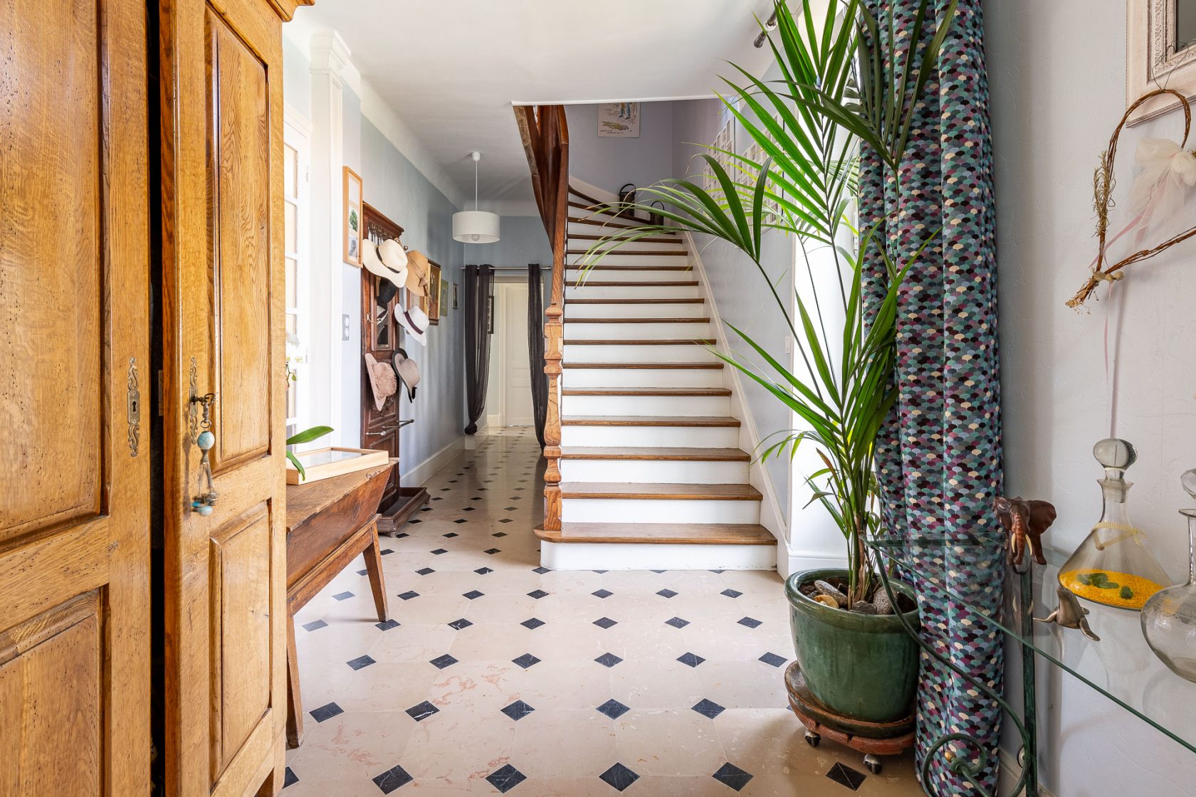 Beautiful property with garden, swimming pool and outbuildings