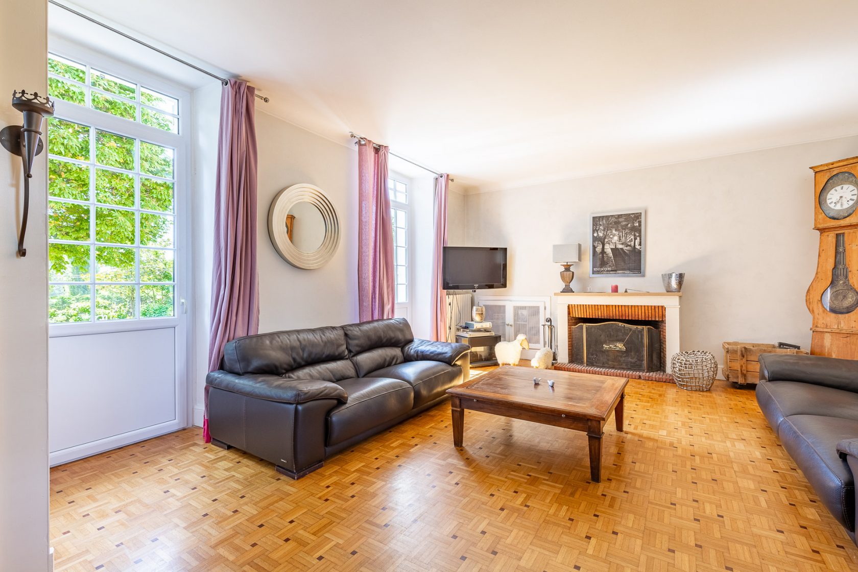 Beautiful property with garden, swimming pool and outbuildings