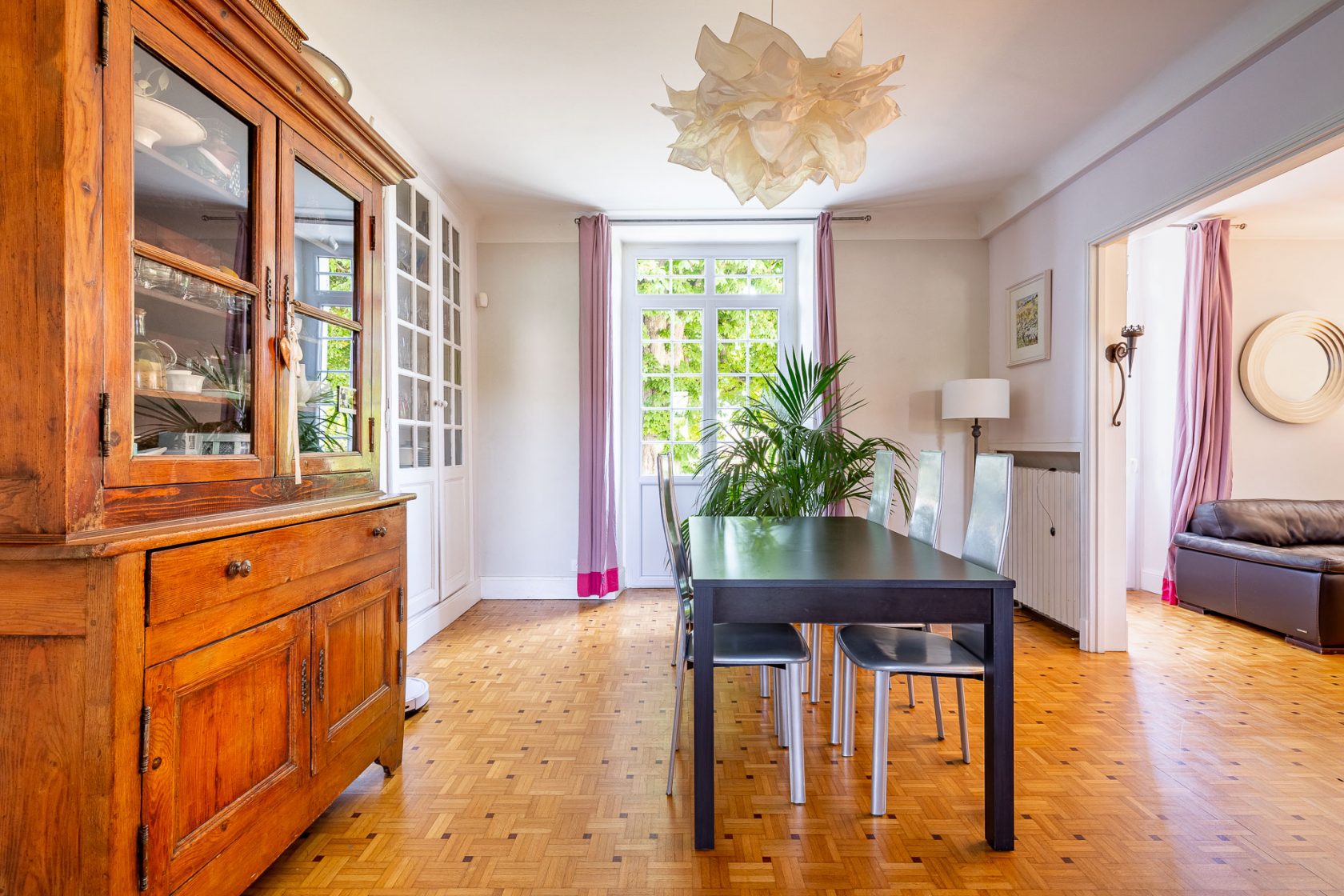 Beautiful property with garden, swimming pool and outbuildings