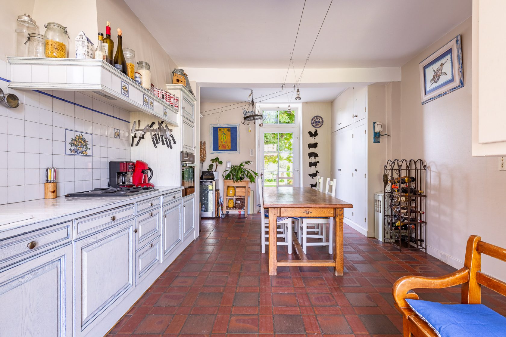 Beautiful property with garden, swimming pool and outbuildings