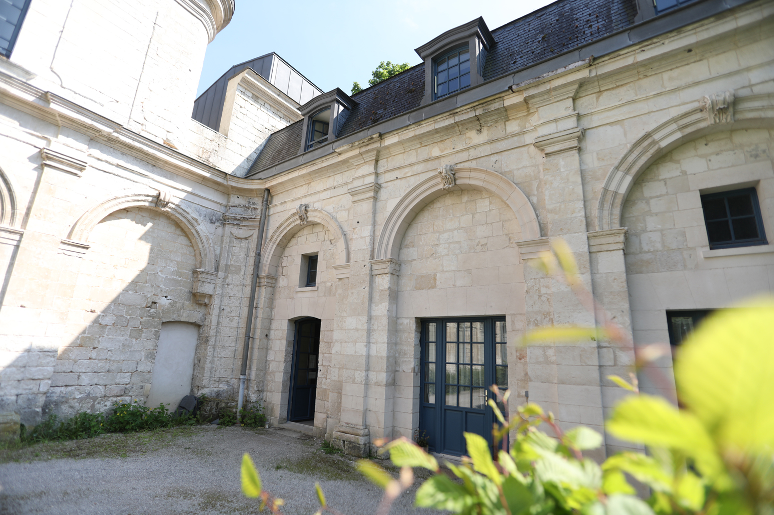 Le discret – Duplex au sein d’une abbaye