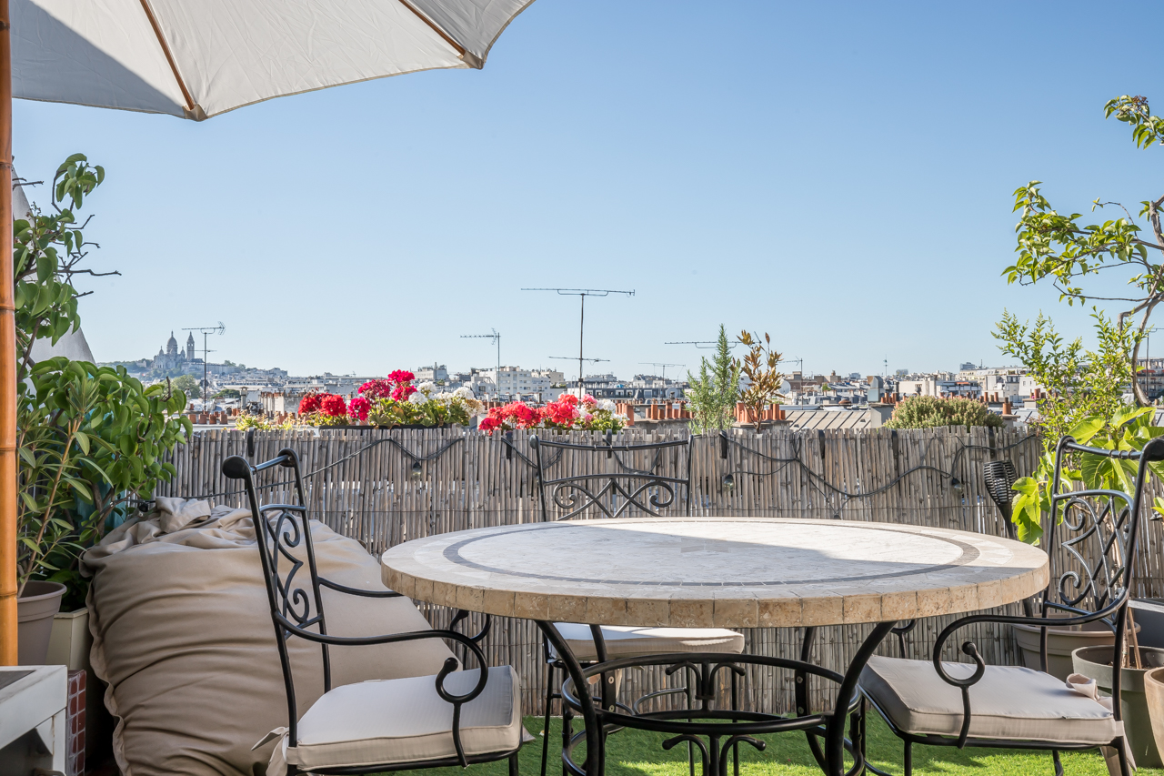 Top floor duplex with open sky terrace