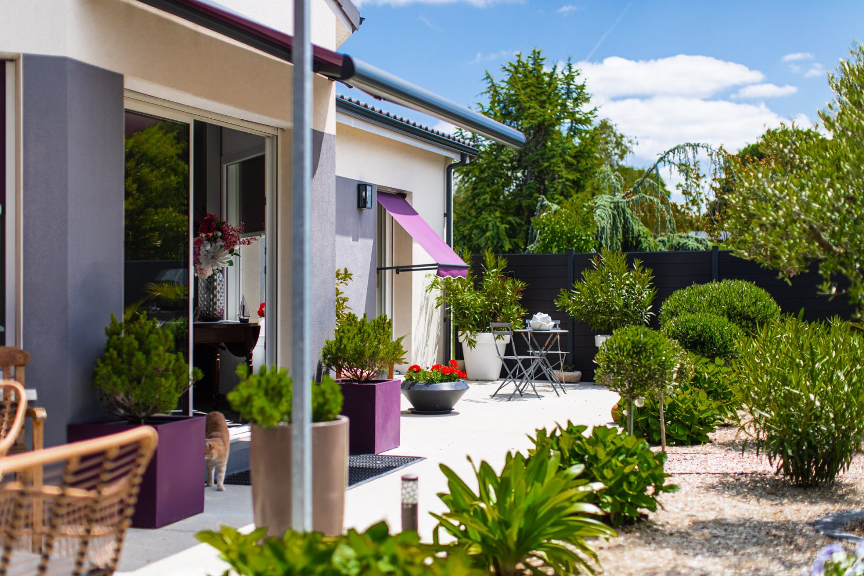 Contemporaine et son jardin provençal