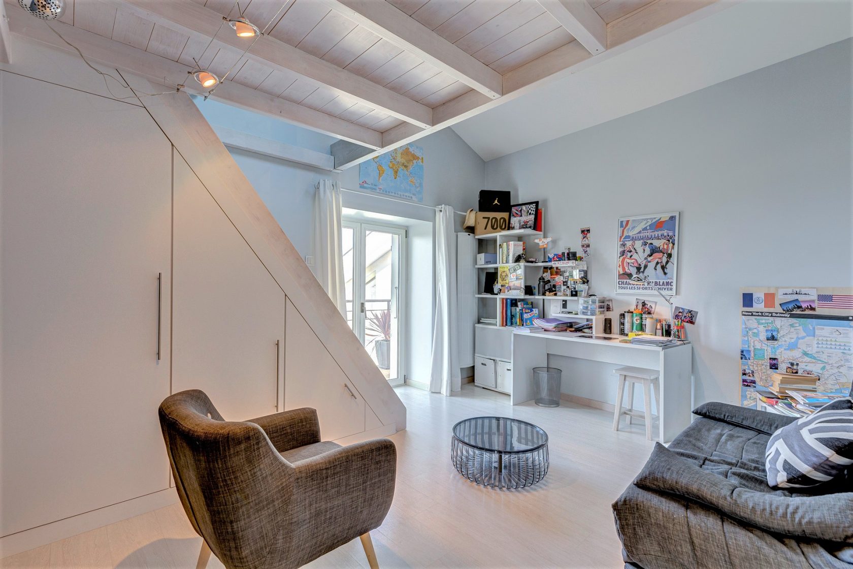 Renovated 19th century farmhouse, outbuildings and lake view