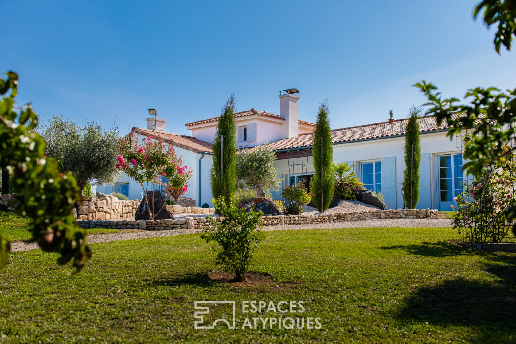 Propriété néo-provençale avec piscine.