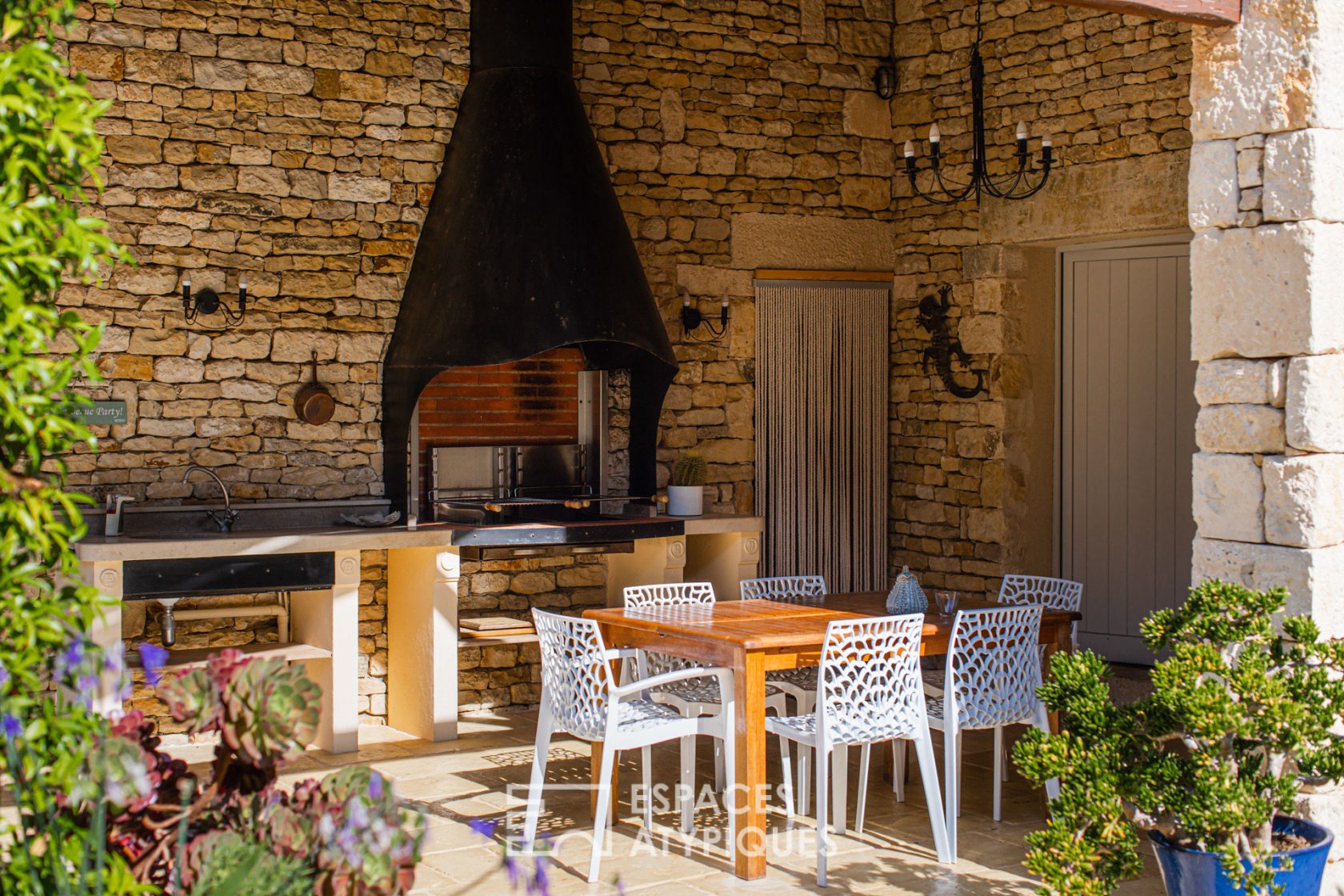 Propriété néo-provençale avec piscine.