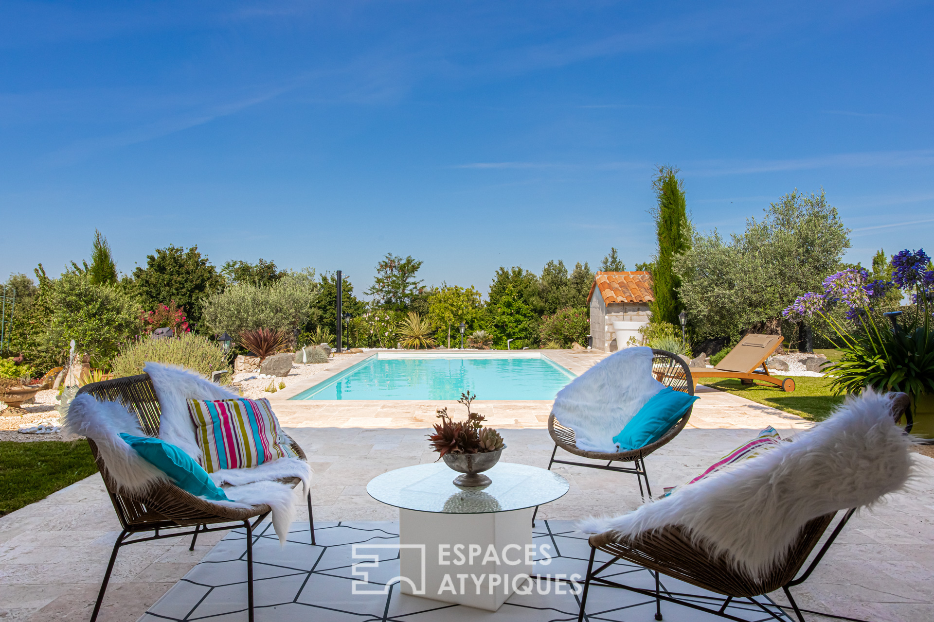 Propriété néo-provençale avec piscine.