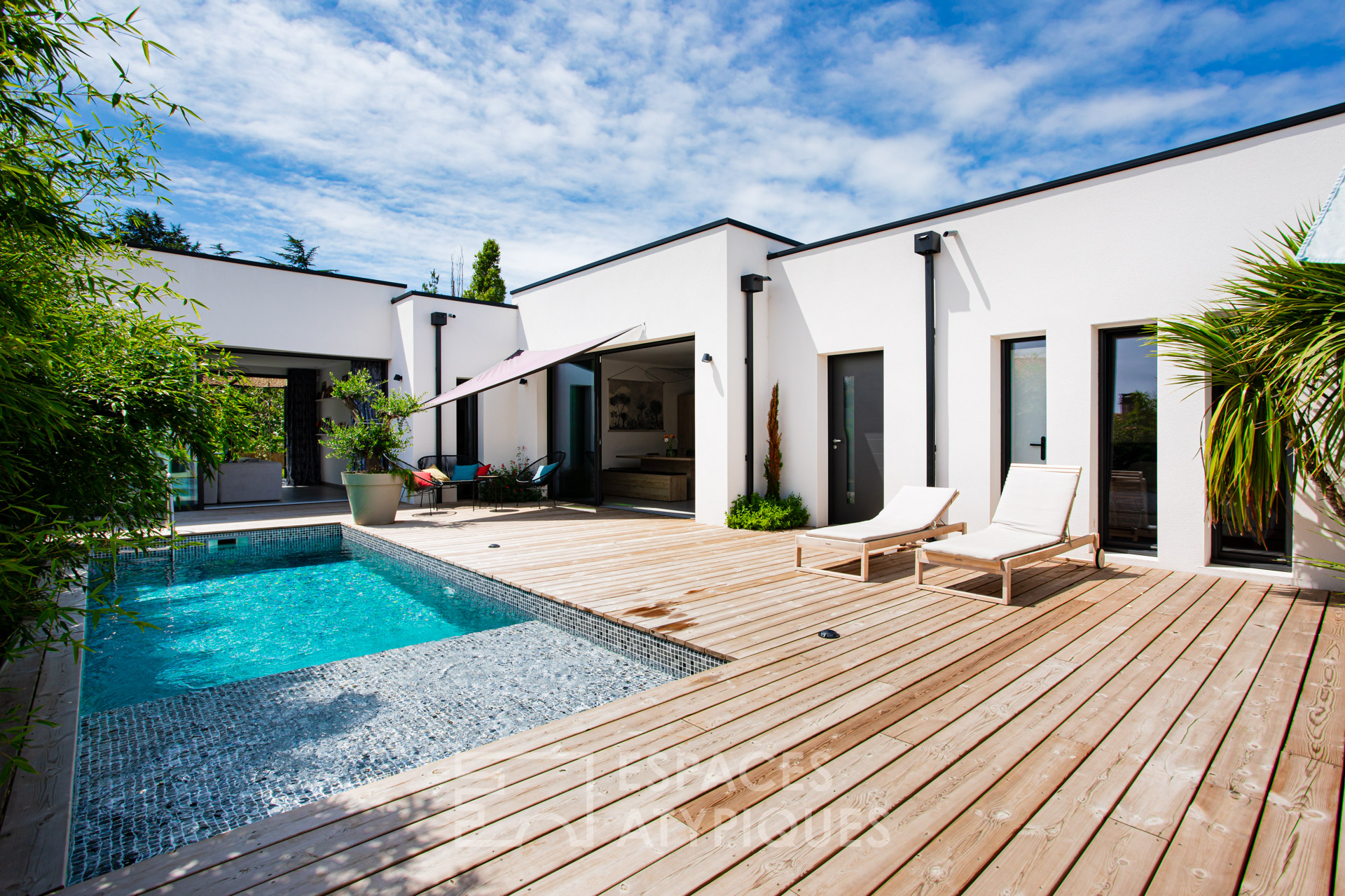 Ecrin contemporain avec piscine