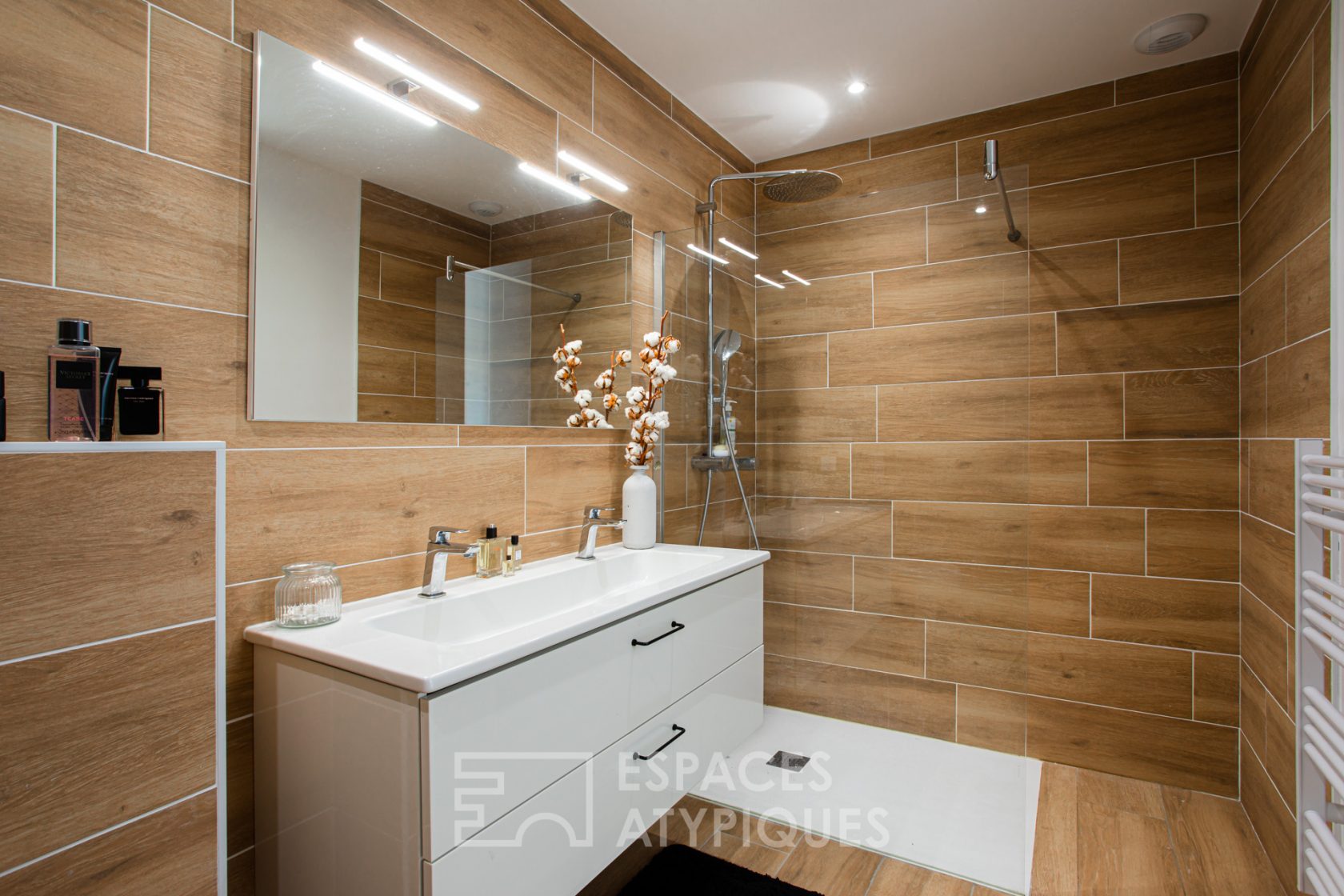 Ecrin contemporain avec piscine