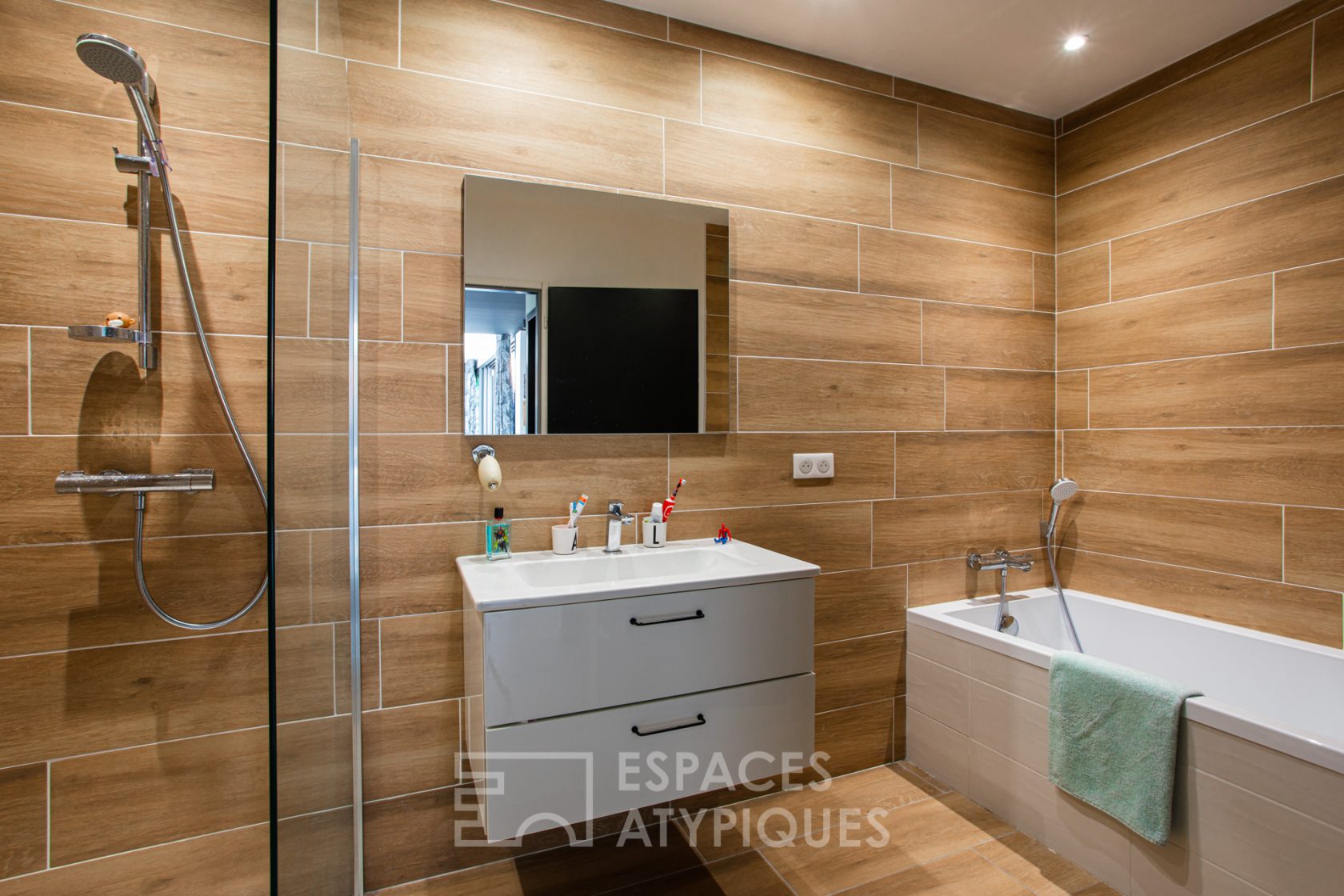 Ecrin contemporain avec piscine