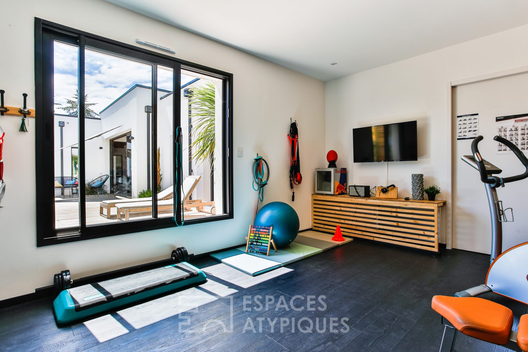Ecrin contemporain avec piscine