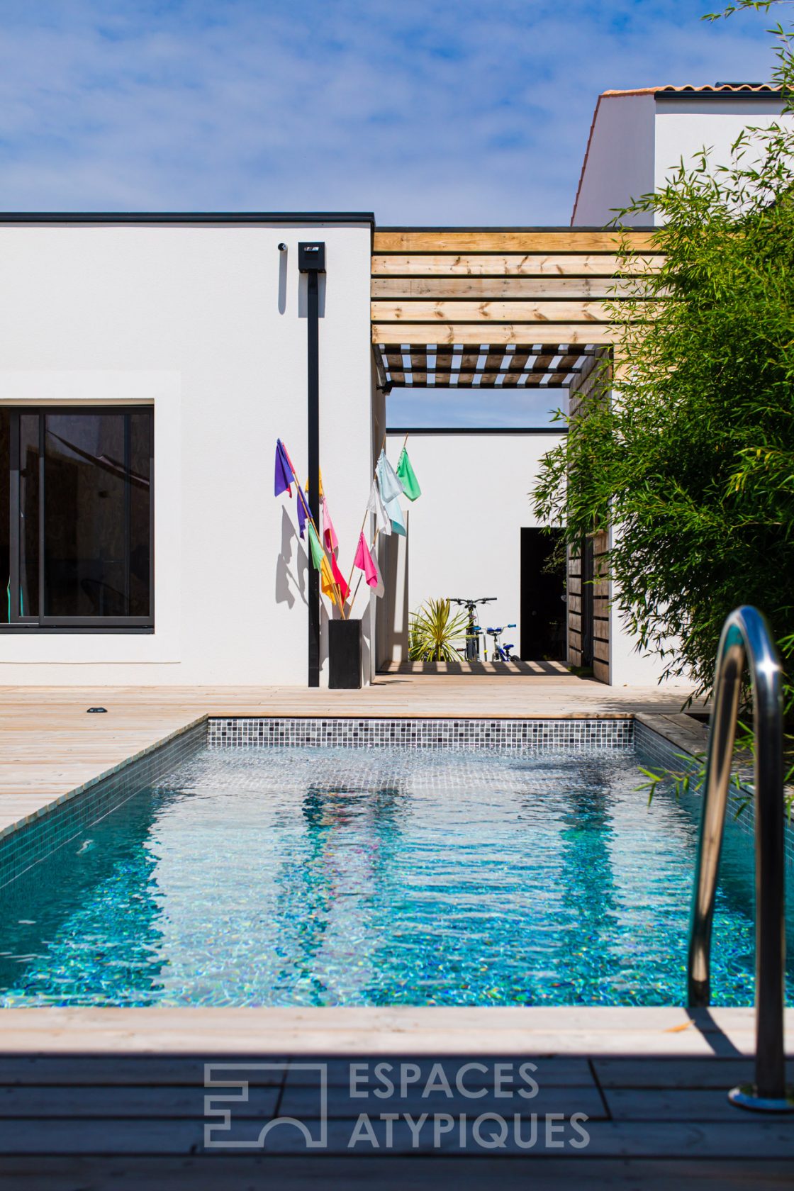 Ecrin contemporain avec piscine