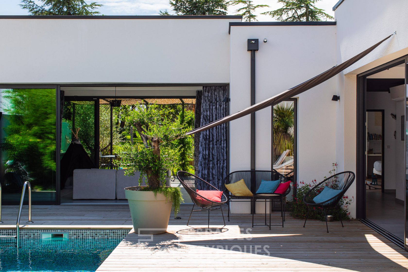 Ecrin contemporain avec piscine