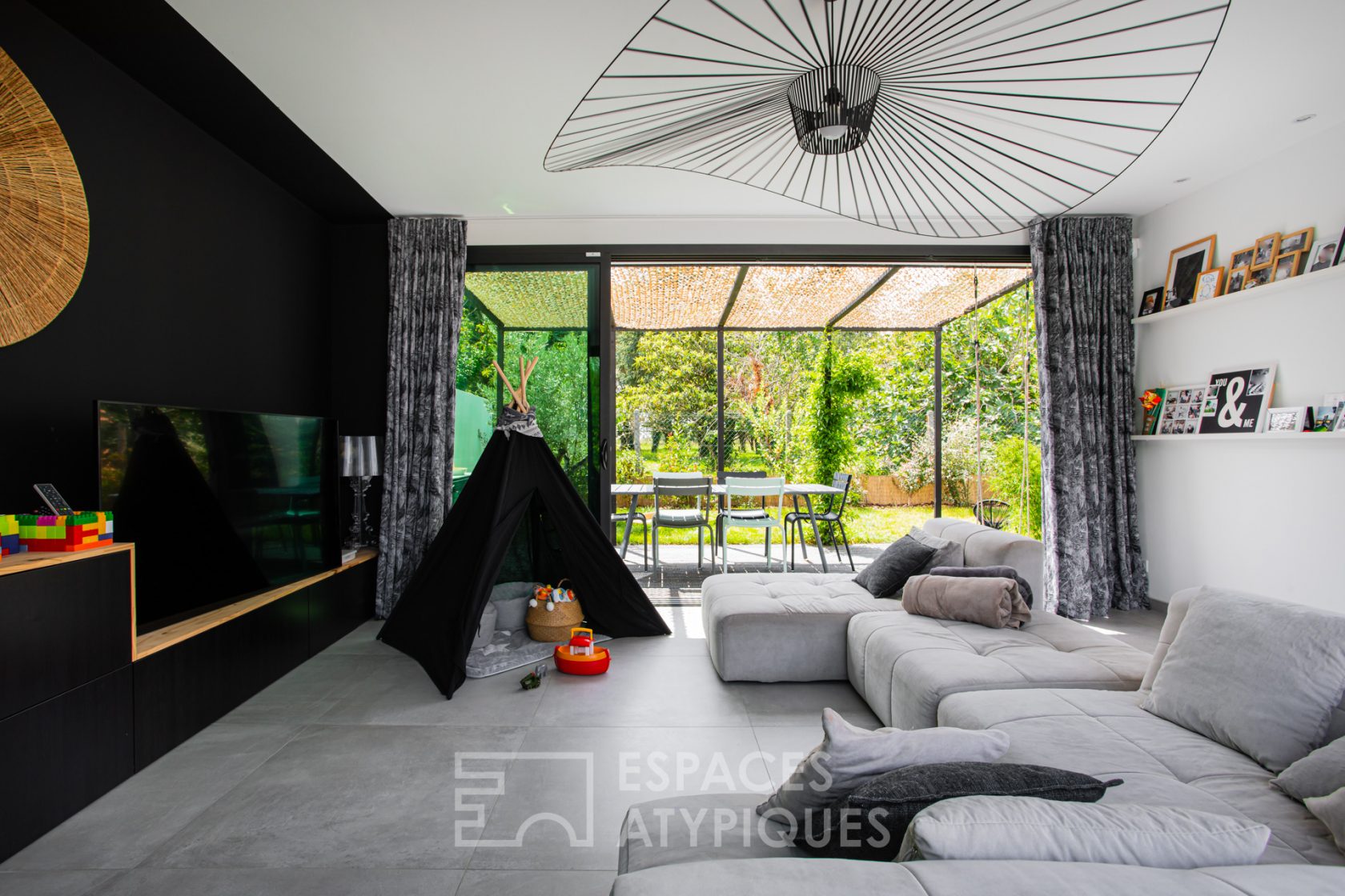 Ecrin contemporain avec piscine