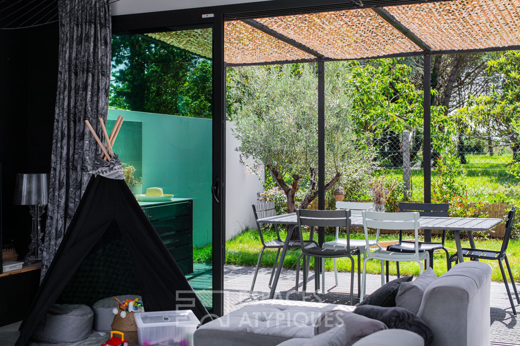 Ecrin contemporain avec piscine