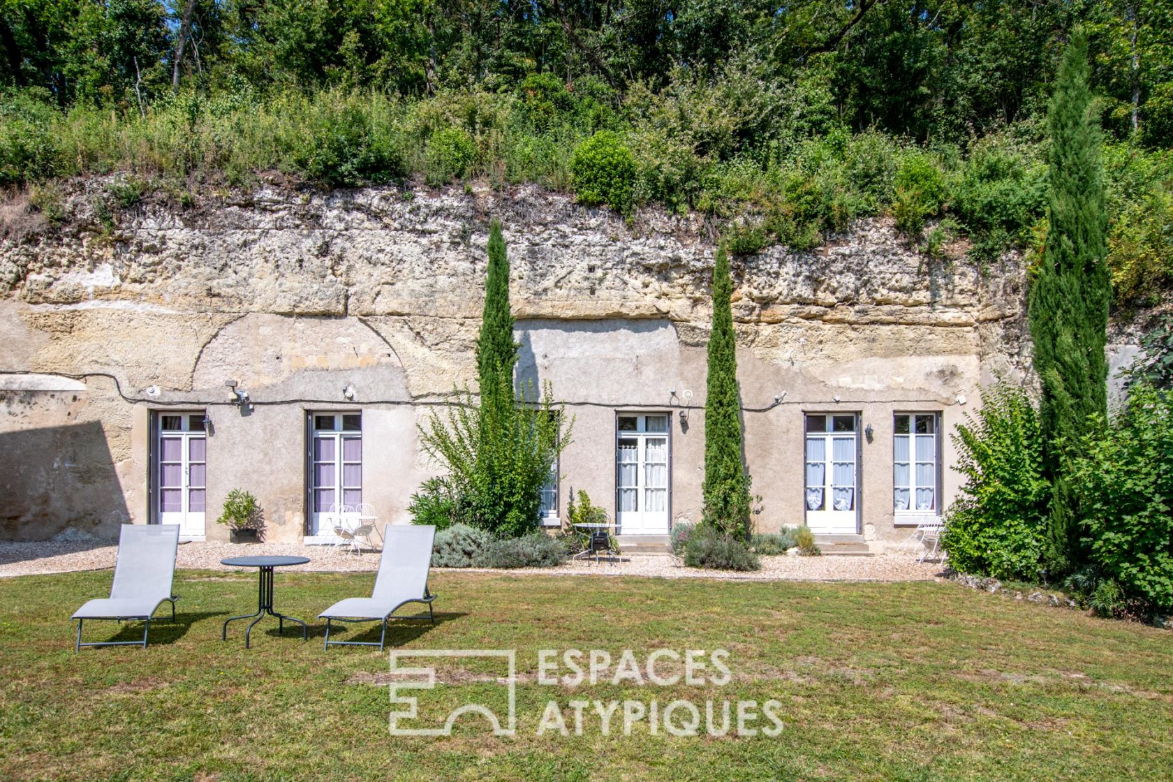 16th century manor house and its troglodyte outbuildings