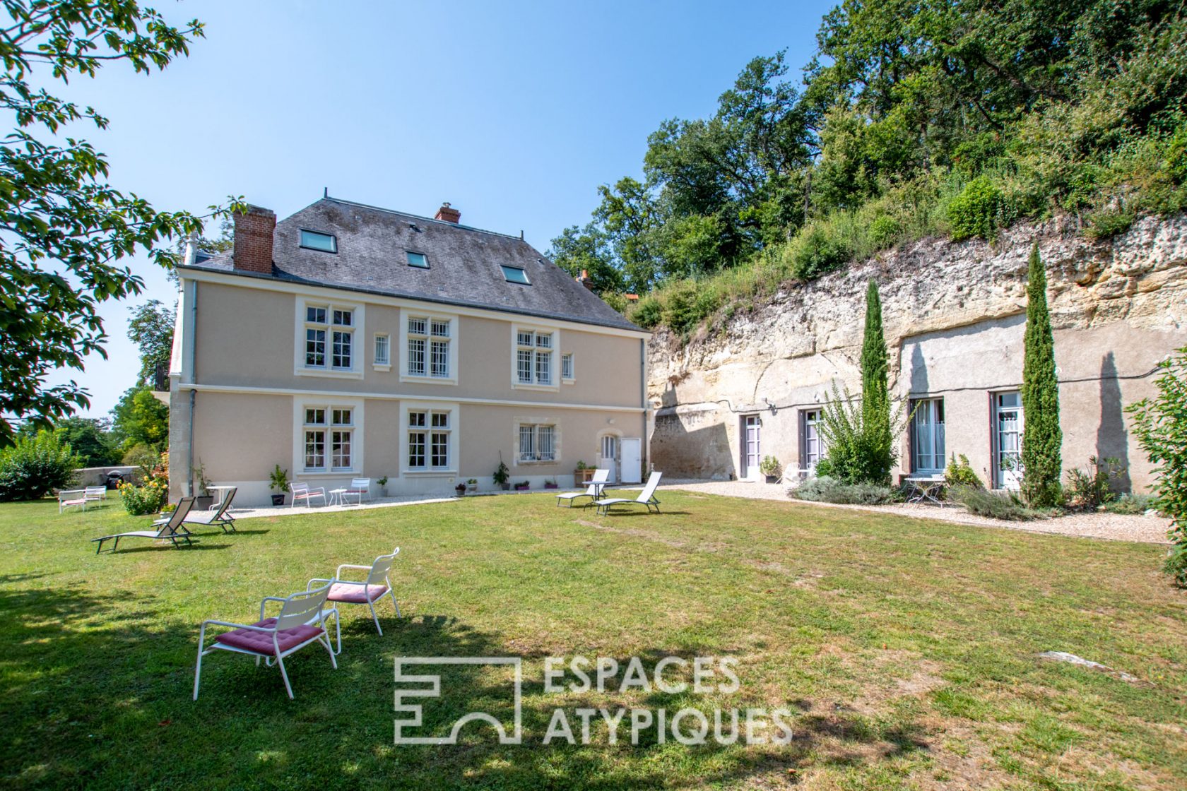 16th century manor house and its troglodyte outbuildings