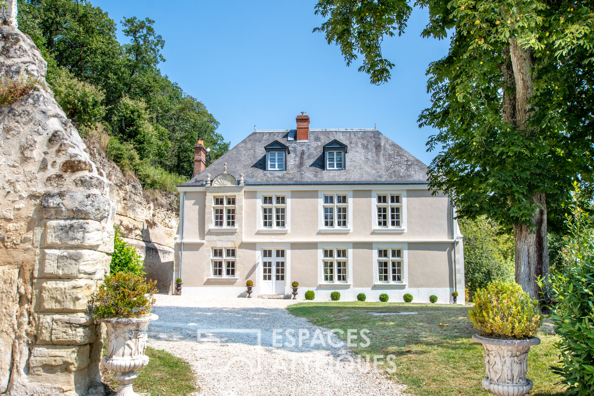 16th century manor house and its troglodyte outbuildings
