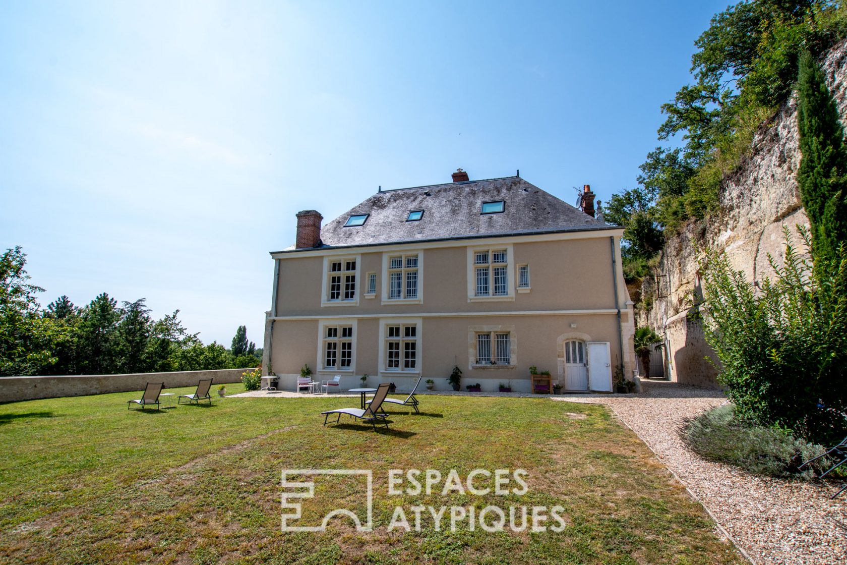 16th century manor house and its troglodyte outbuildings