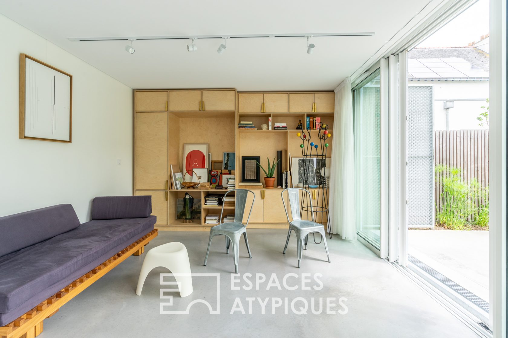 Portrait d’Antoine et Louise, propriétaires d’une maison années 50 réhabilitée par des architectes à Saint-Nazaire