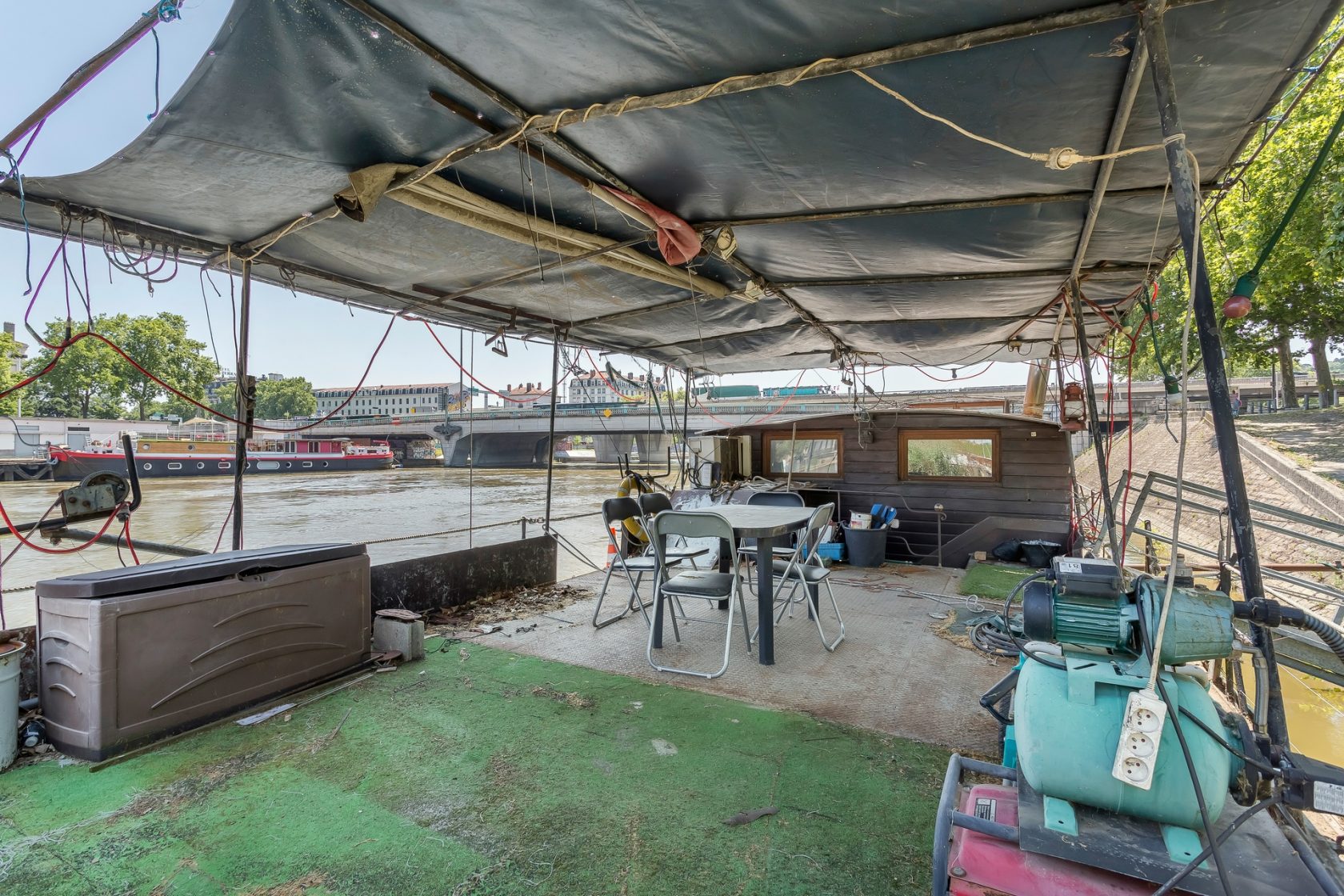 Barge Freycinet on the Saône to renovate