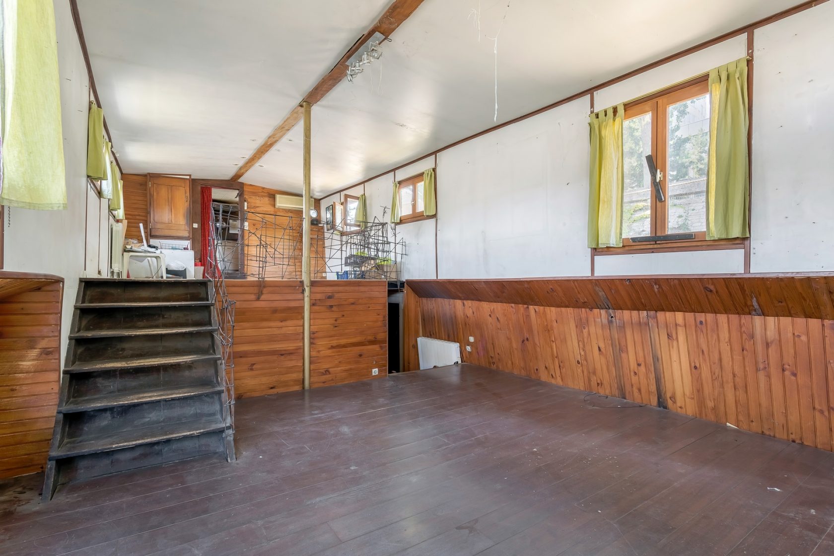 Barge Freycinet on the Saône to renovate