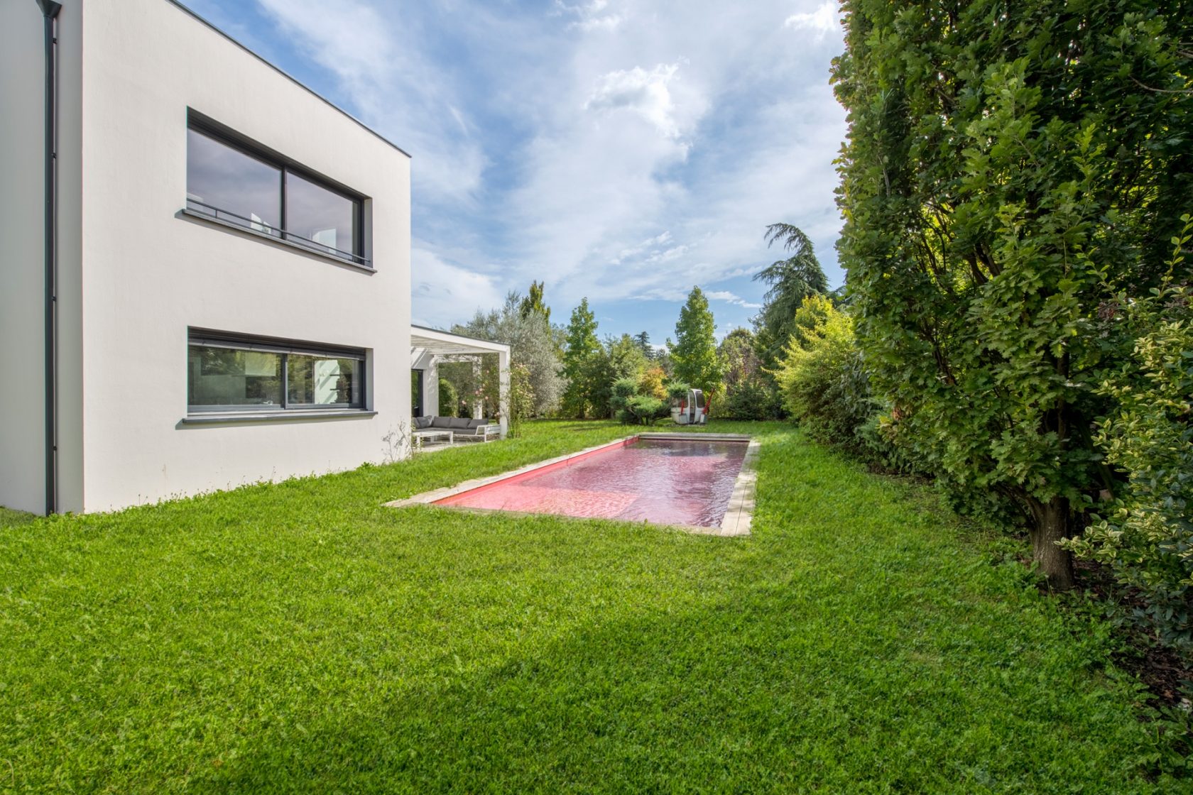 Contemporary house with swimming pool