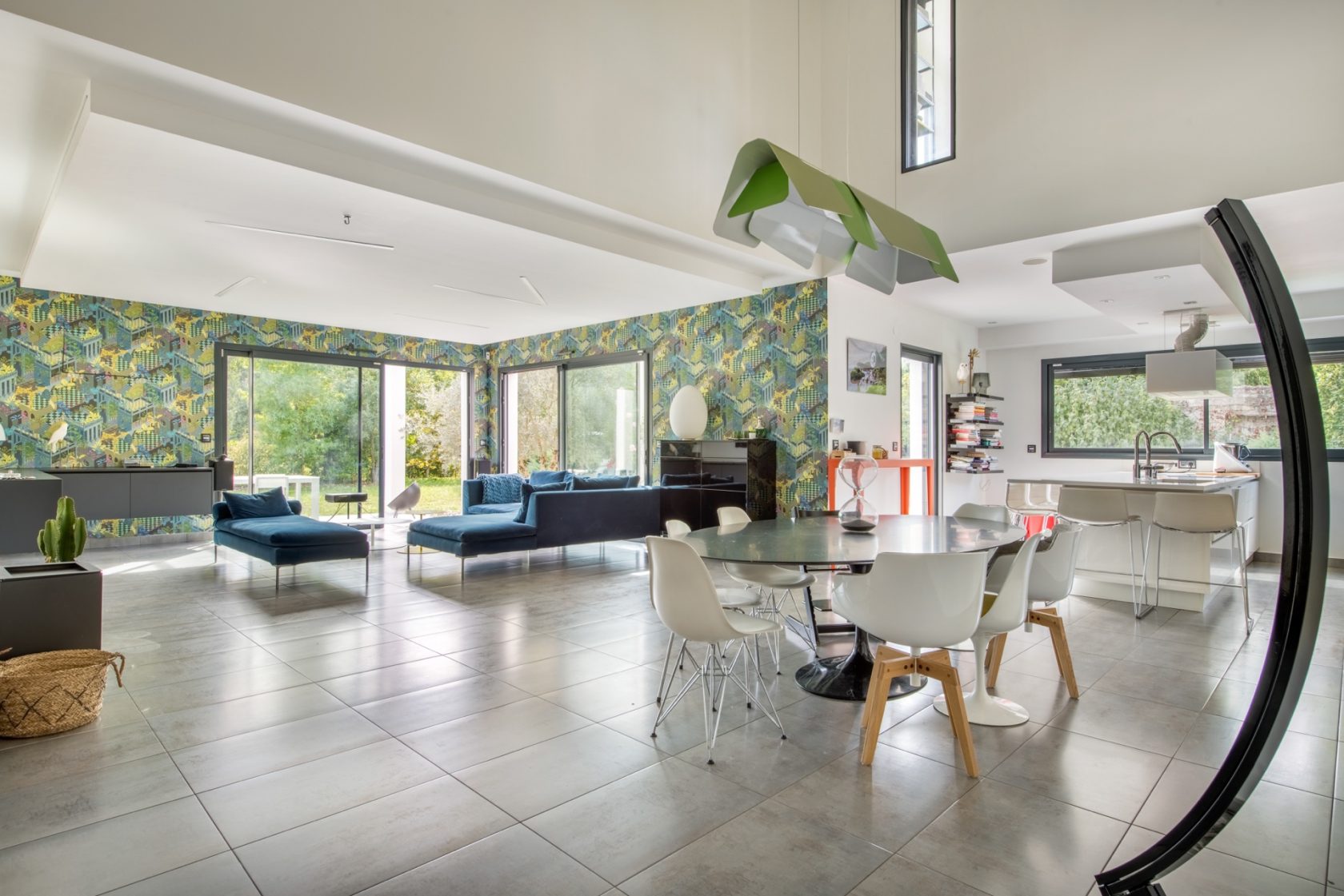 Contemporary house with swimming pool